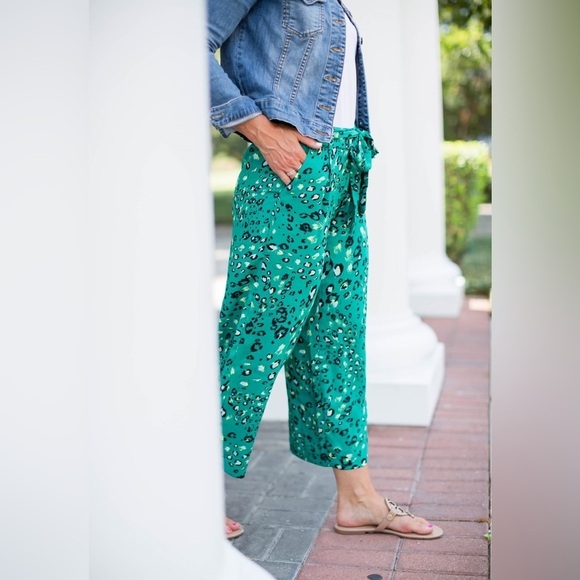 Halogen Green and Black Leopard Print Wide Leg Cropped Pants Size Medium - Picture 3 of 9